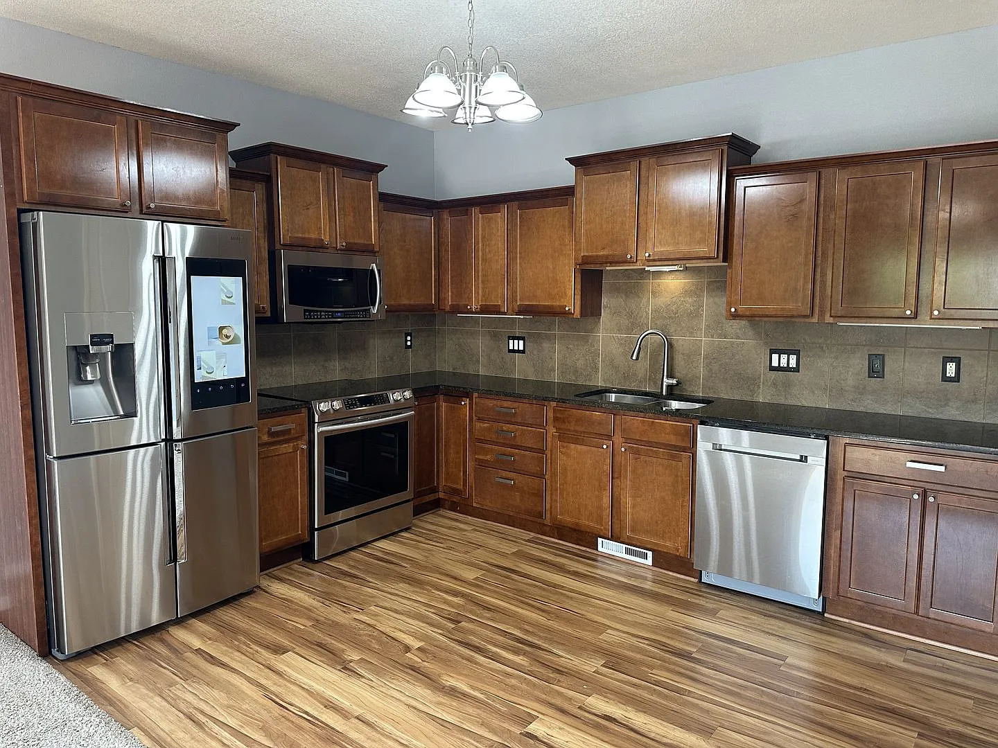 Large 3-Bedroom, 3.5-Bathroom Townhome — Photo 2