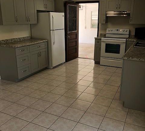 Kitchen Door to Garage Garage is 21'x27' with 9.5' Ceilings