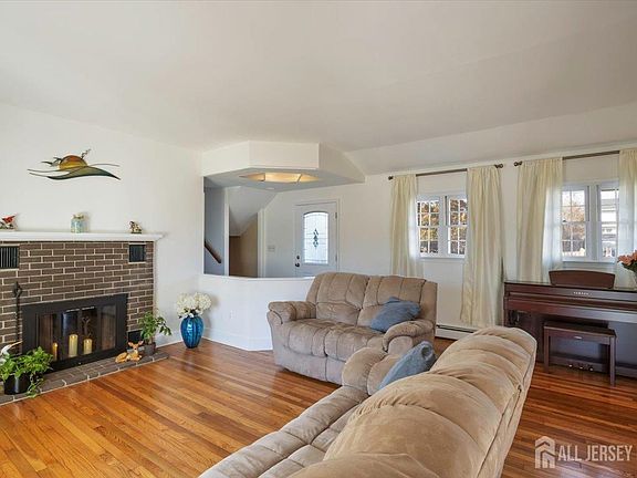 5th image of 175 Lakeside Dr N