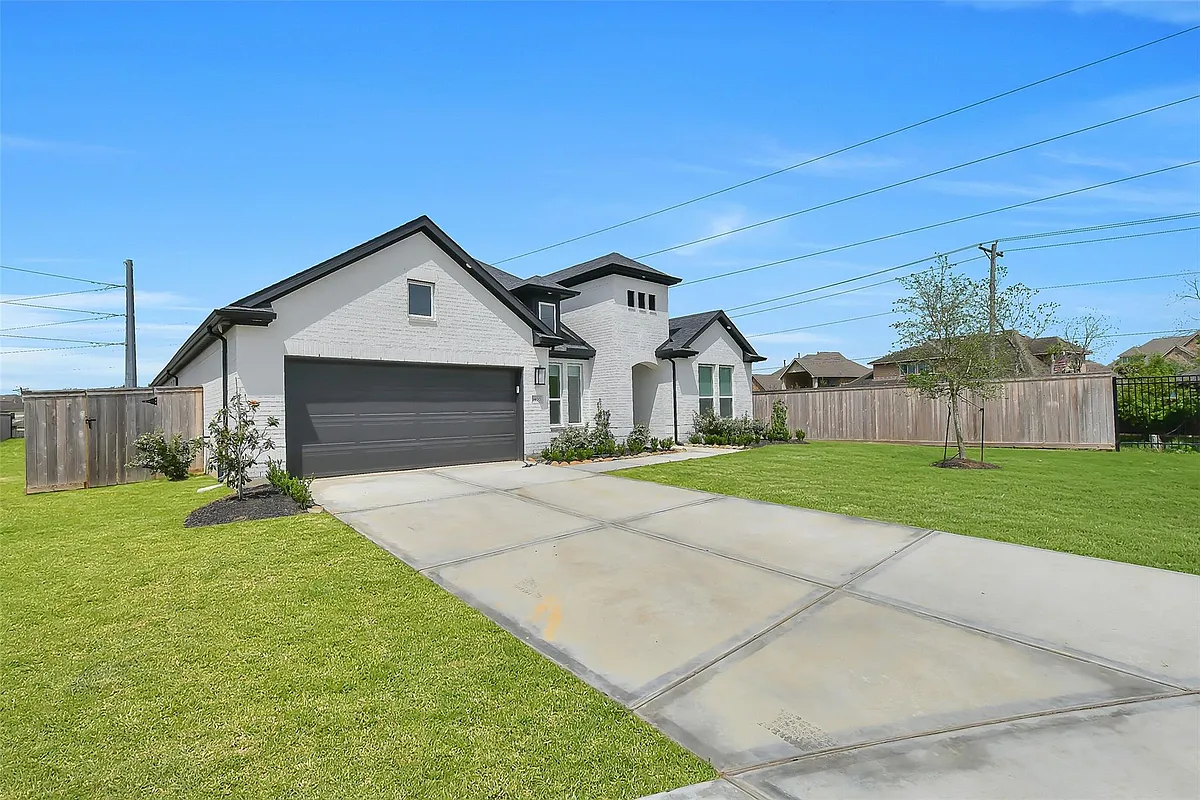 Building Photo - 1400 River Point Dr