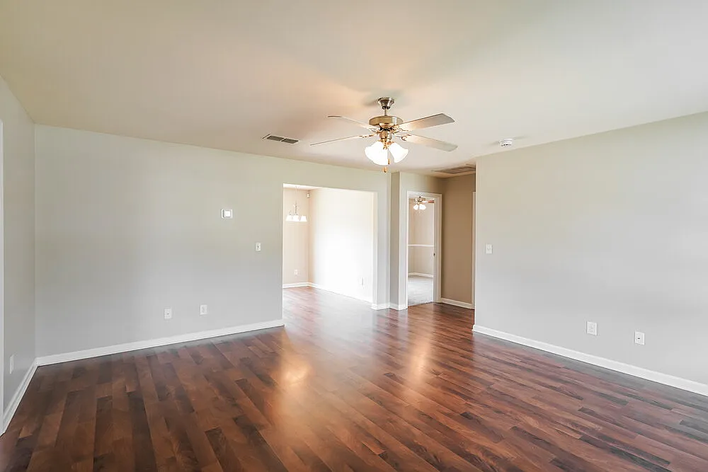 3 bed, 2.0 bath, 1204 sqft, $2,120 — Photo 3