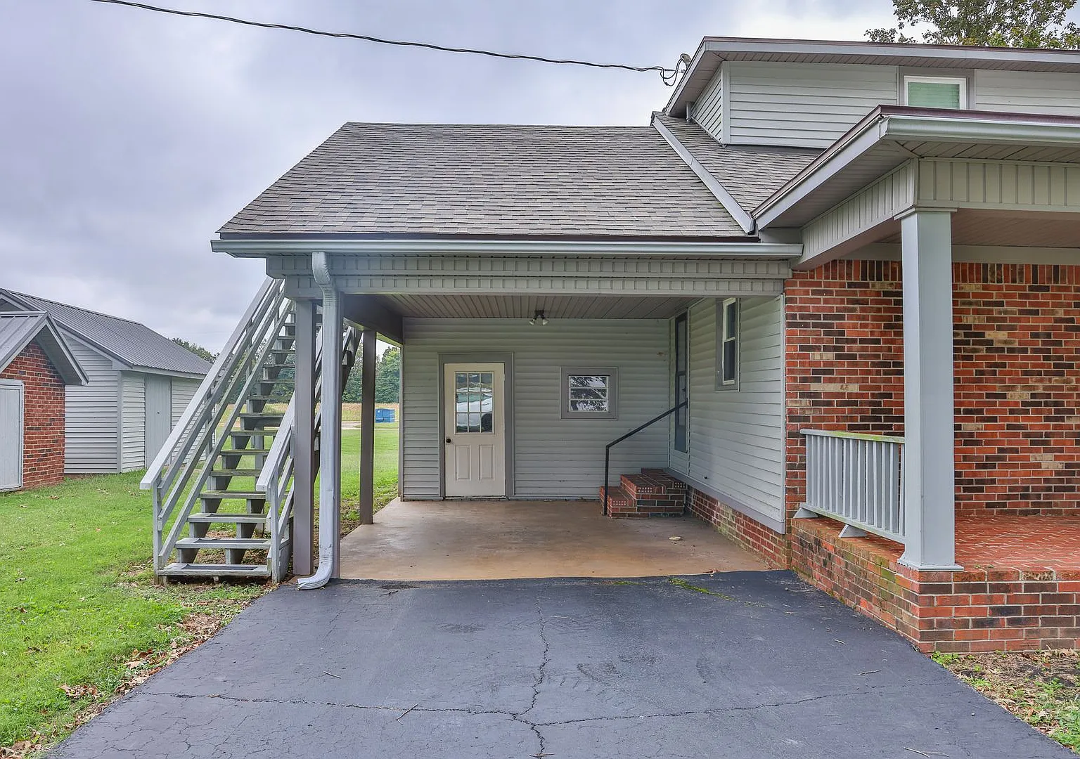 Prime Location! 3 Bed Home on Highway to Martin! — Photo 4