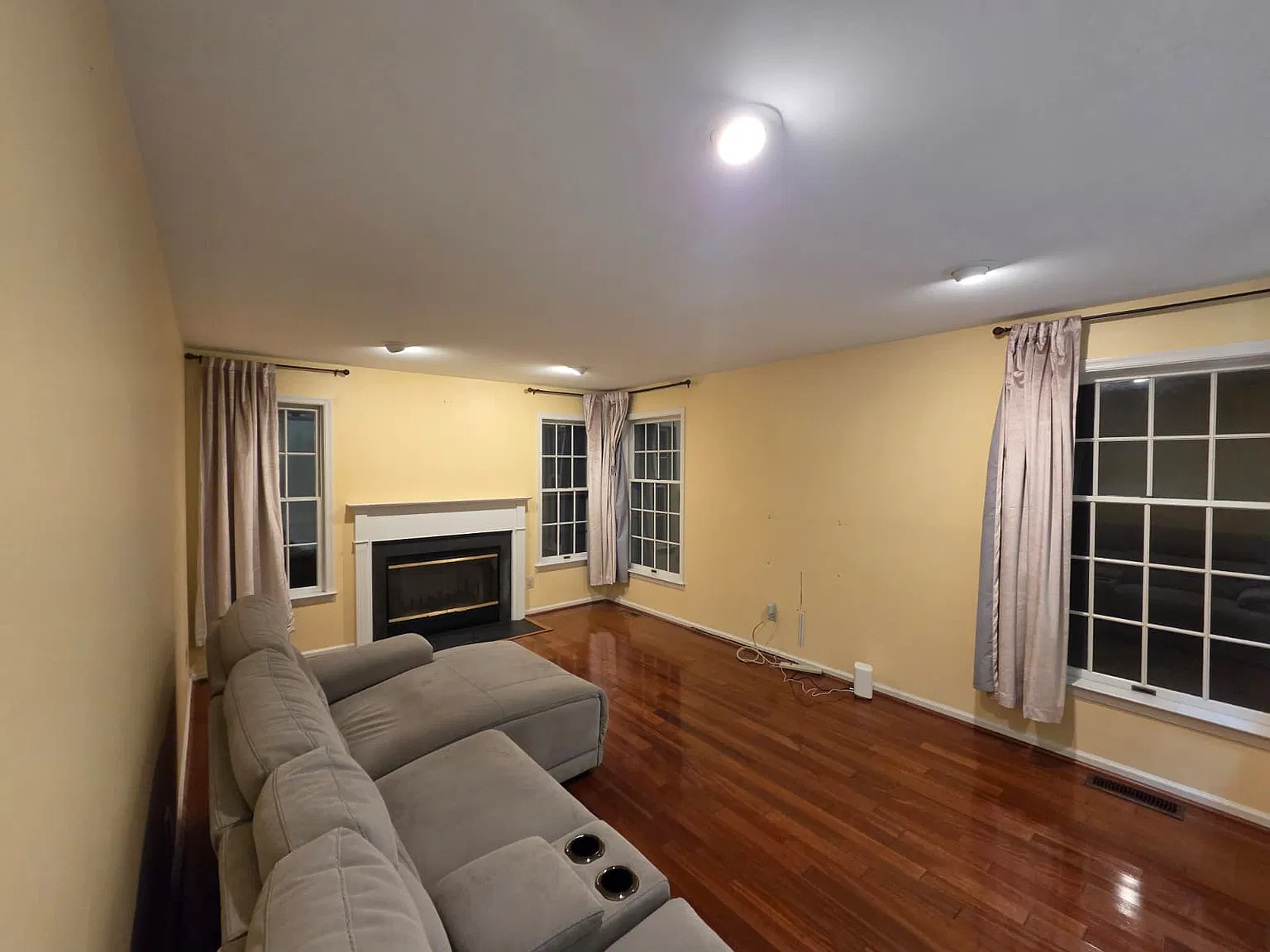 5 bed, 2.5 bath, 2737 sqft, $2,970 — Photo 2