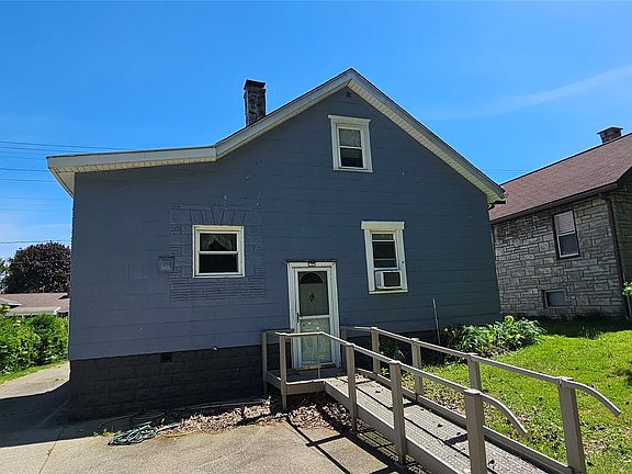 3rd image of 1124 E 3rd St