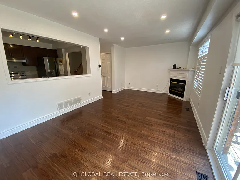 8 Bonello Cres — Photo 7