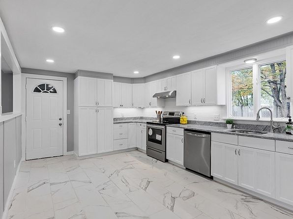 18 1st St