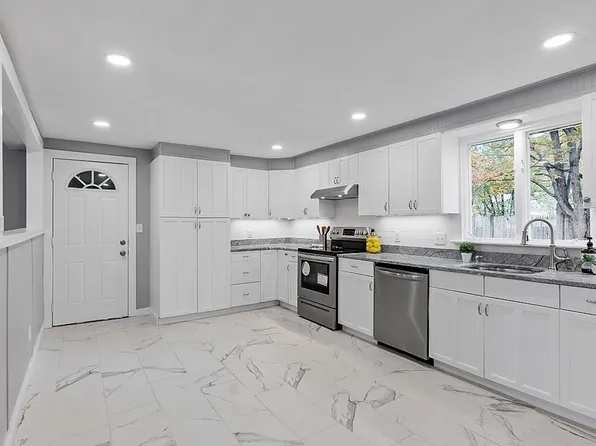 18 1st St, Westford, MA 01886