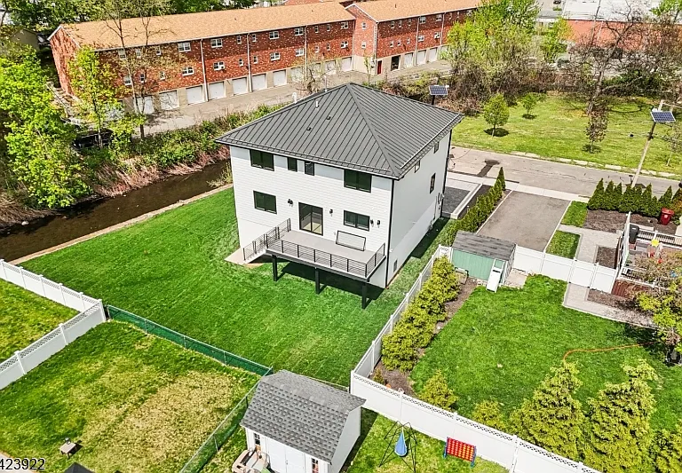 51 Albany Ave — Photo 42