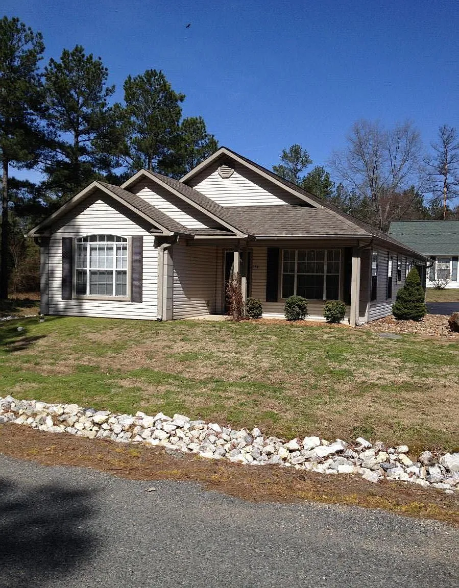 3 bed, 1300 sqft, $1,500 — Photo 1