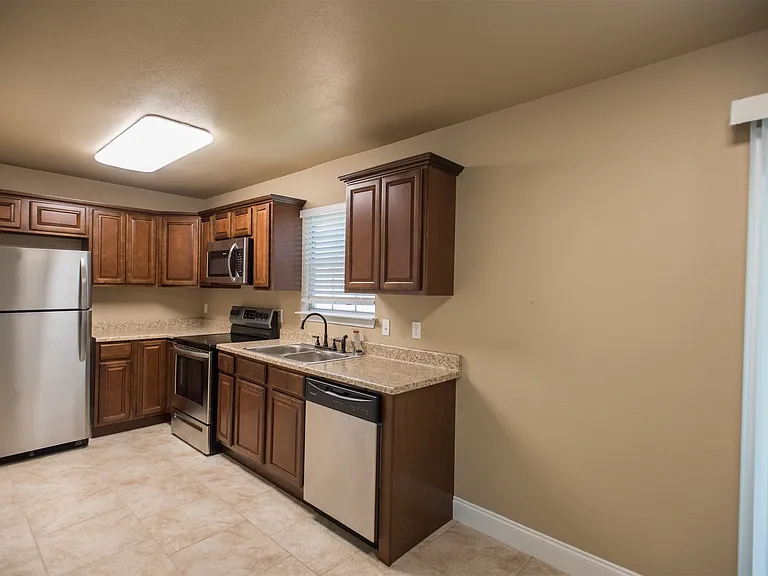 2096 E Honeysuckle Ln — Photo 2