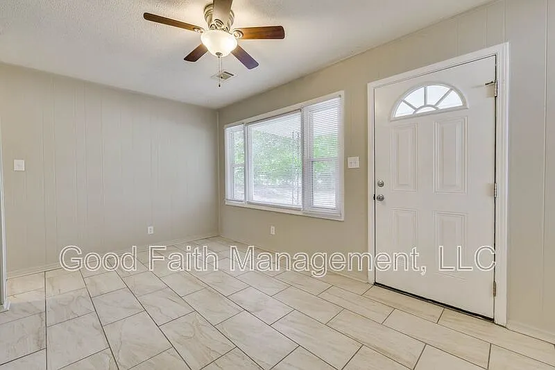 4 bed, 1.0 bath, 1140 sqft, $1,249 — Photo 4