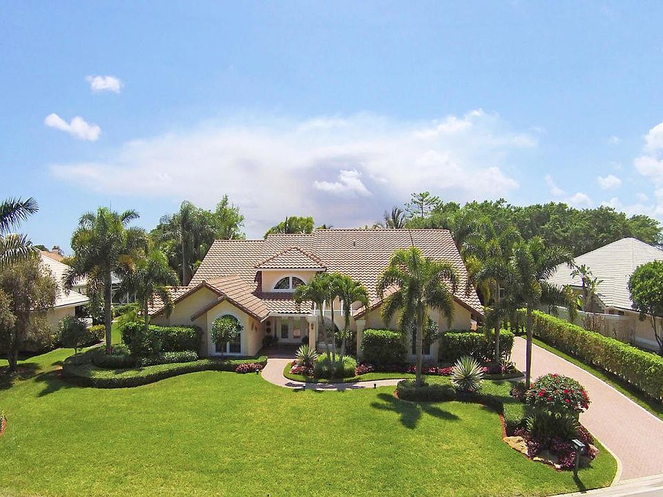 01_front-aerial2_102 Woodsmuir Court