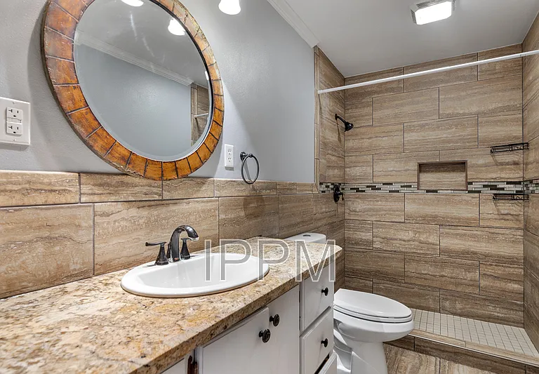 914 E Carrol St — Photo 12