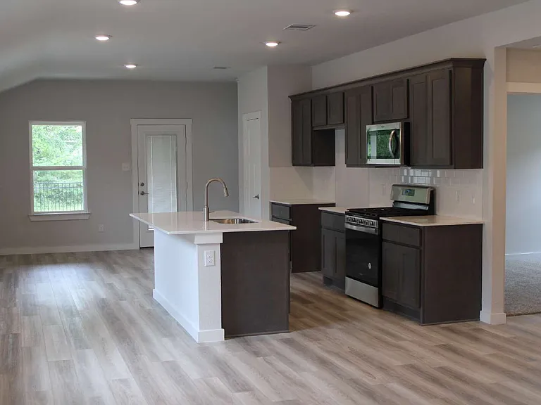 927 Lady Bird Ln — Photo 4