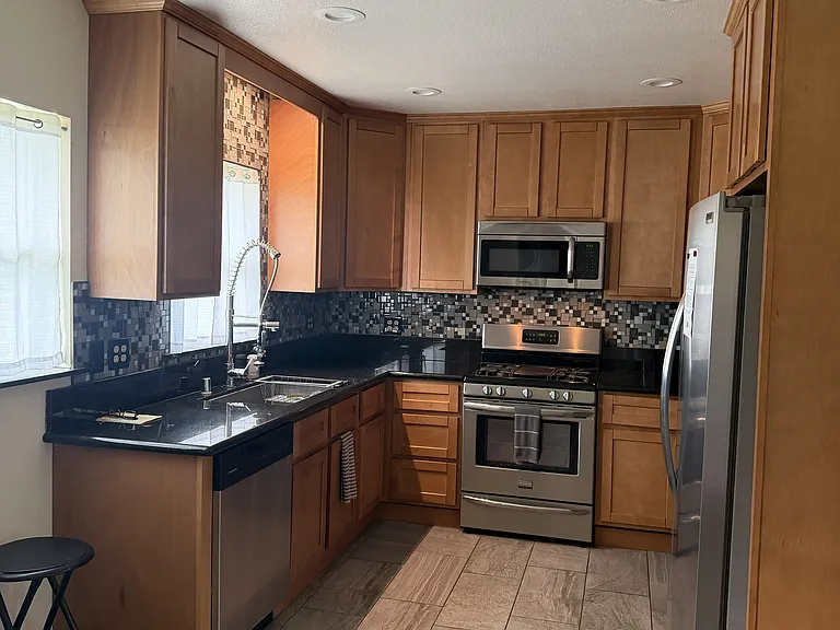 579 W C St — Photo 7
