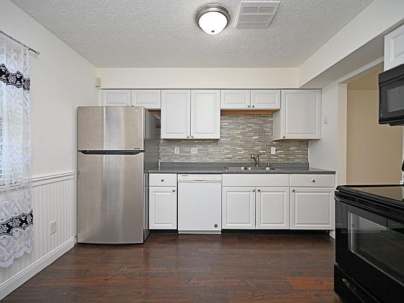 3rd image of 100 Oak Creek Ct APT 6