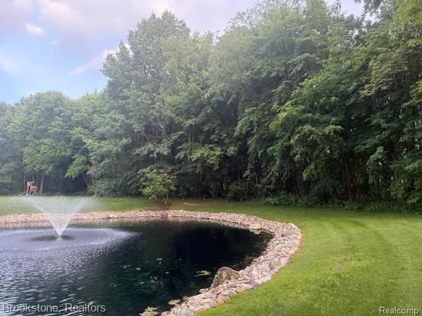 1 Lilac Ln, Utica, MI 48315