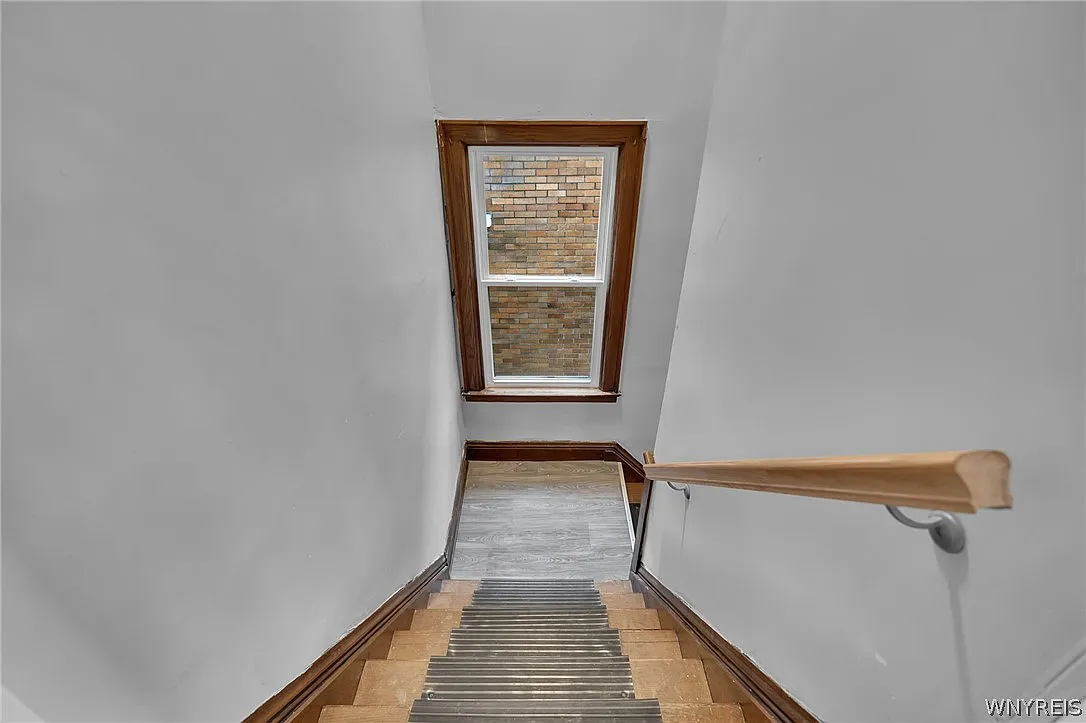 3 bed, 1.0 bath, 1325 sqft, $1,450 — Photo 3