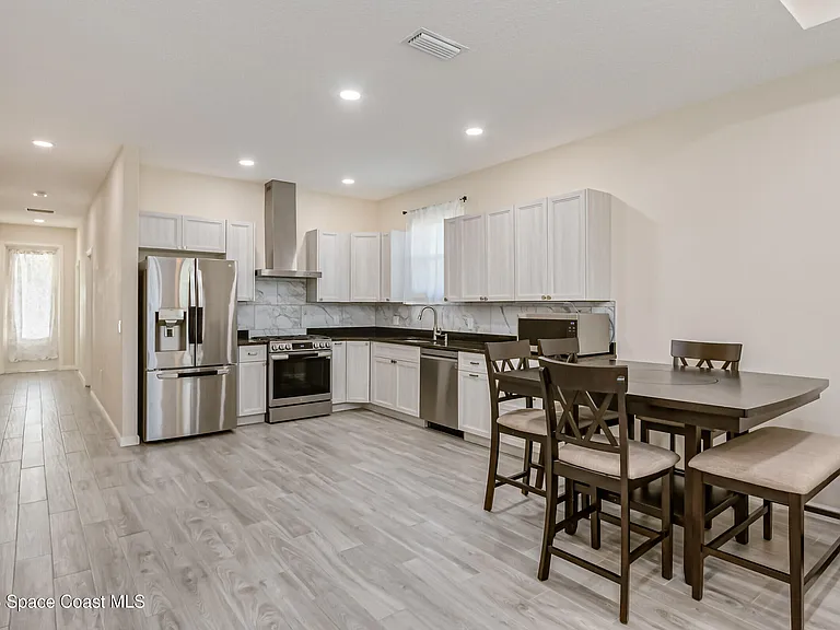 209 E Avenue B — Photo 13