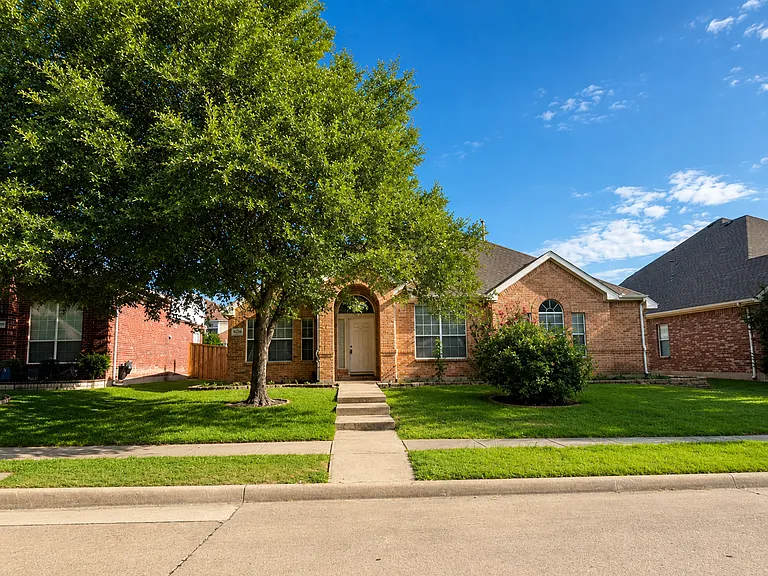 9505 Thorncliff Dr — Photo 10