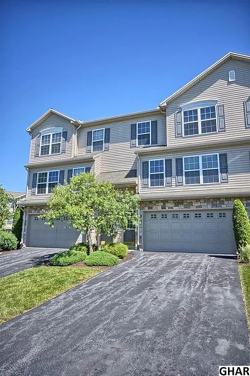 4 bed, 2.5 bath, 2112 sqft, $2,295 — Photo 2