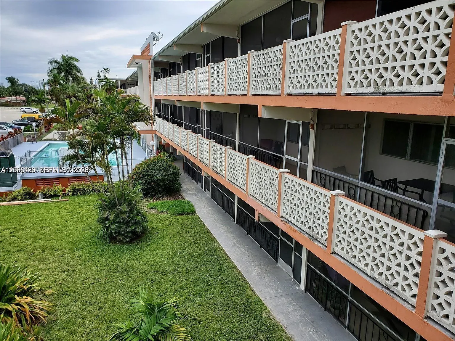 Floridian Arms Condo — Photo 2