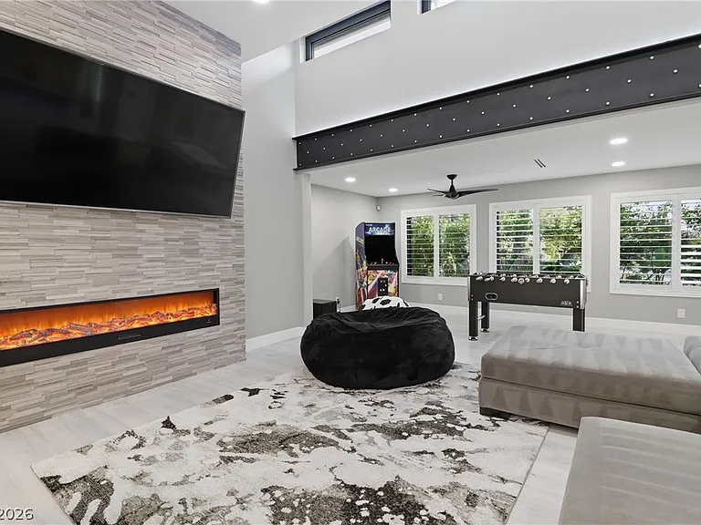 300 E Lacy Ln — Photo 23