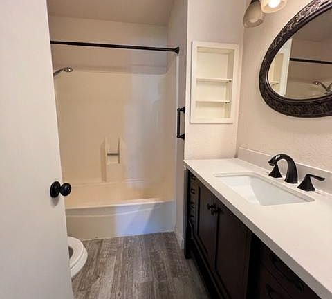 4th image of 215 Richard Pl