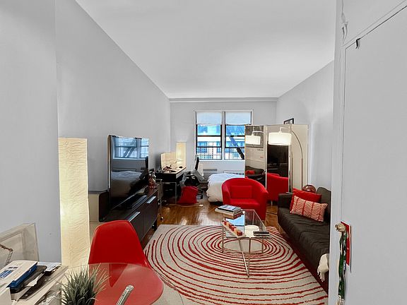 3rd image of 207 E 15th St APT 4D