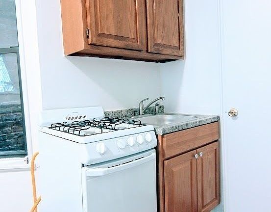 5th image of 324 E 74th St