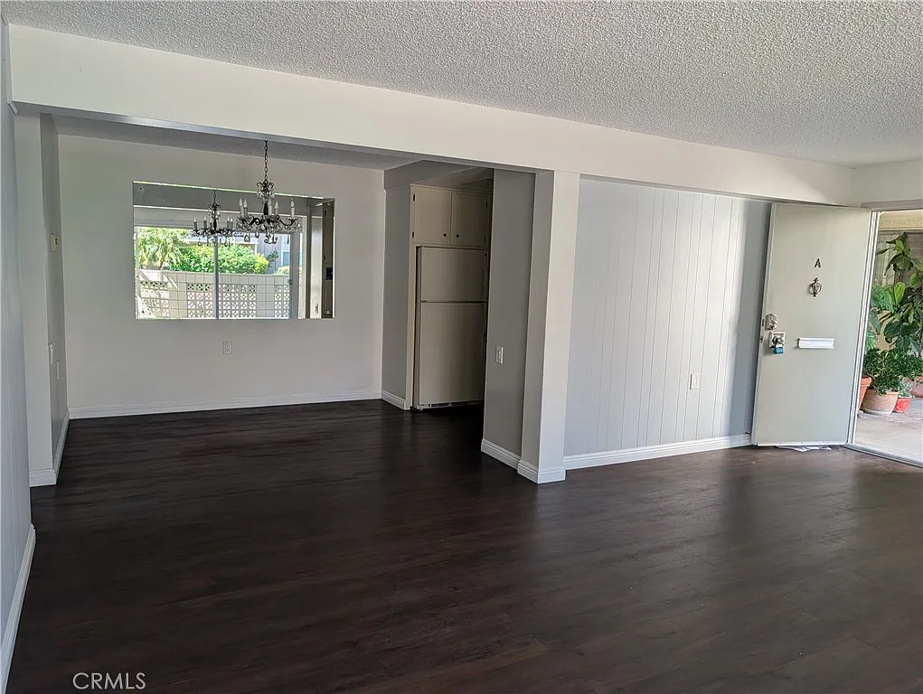 2 bed, 1040 sqft, $2,400 — Photo 2