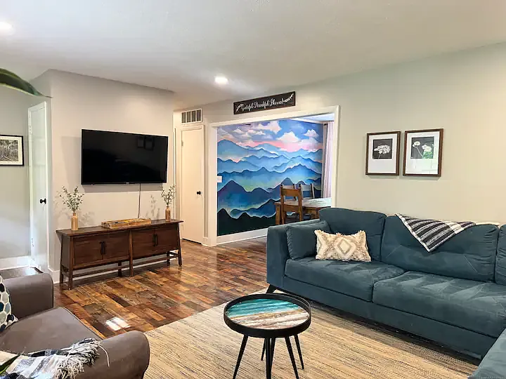 3 bed, 1350 sqft, $3,100 — Photo 2