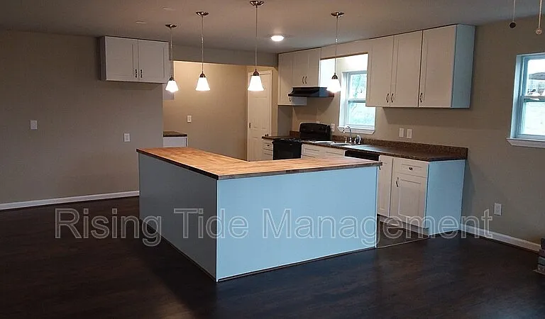 824 9th Ave — Photo 3