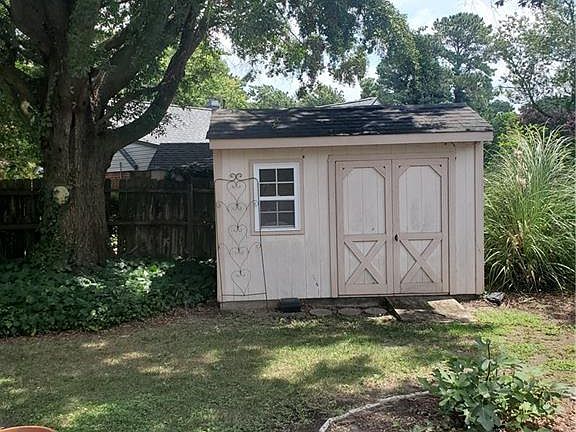 3rd image of 908 Earl Of Chatham Ln