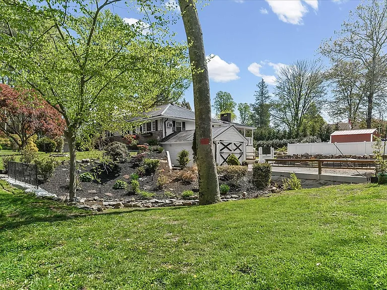 225 Chestnut St — Photo 34