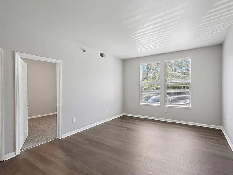 Glendale at the Mansion Apartments — Photo 8