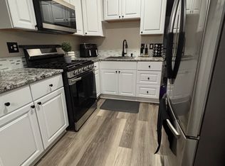 794 Robinhood Dr, Aurora, OH 44202
