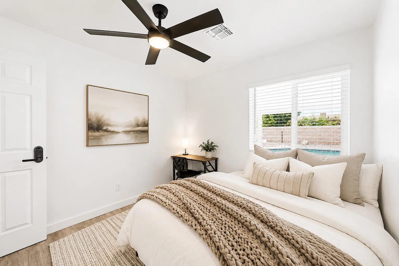 4 bed, 5.0 bath, 2800 sqft, $918 — Photo 1