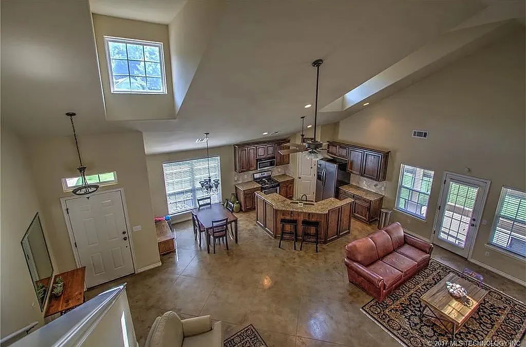 3 bed, 2.5 bath, 1700 sqft, $2,000 — Photo 3