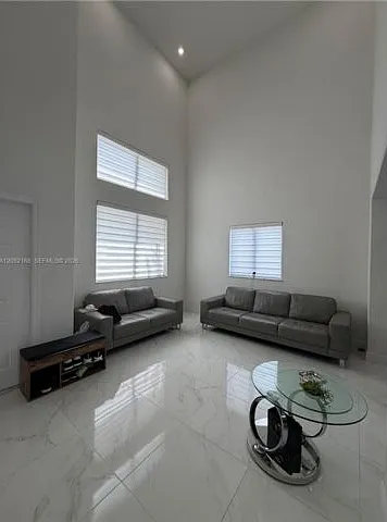 5 bed, 3.0 bath, 2733 sqft, $6,300 — Photo 3