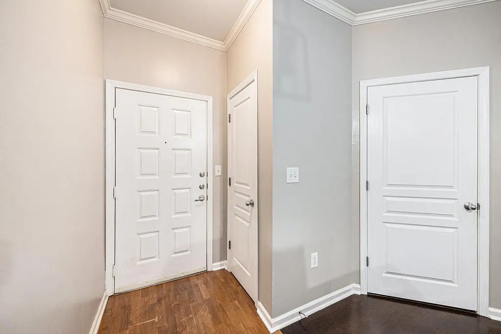 300 Bucksley Ln 102 — Photo 2