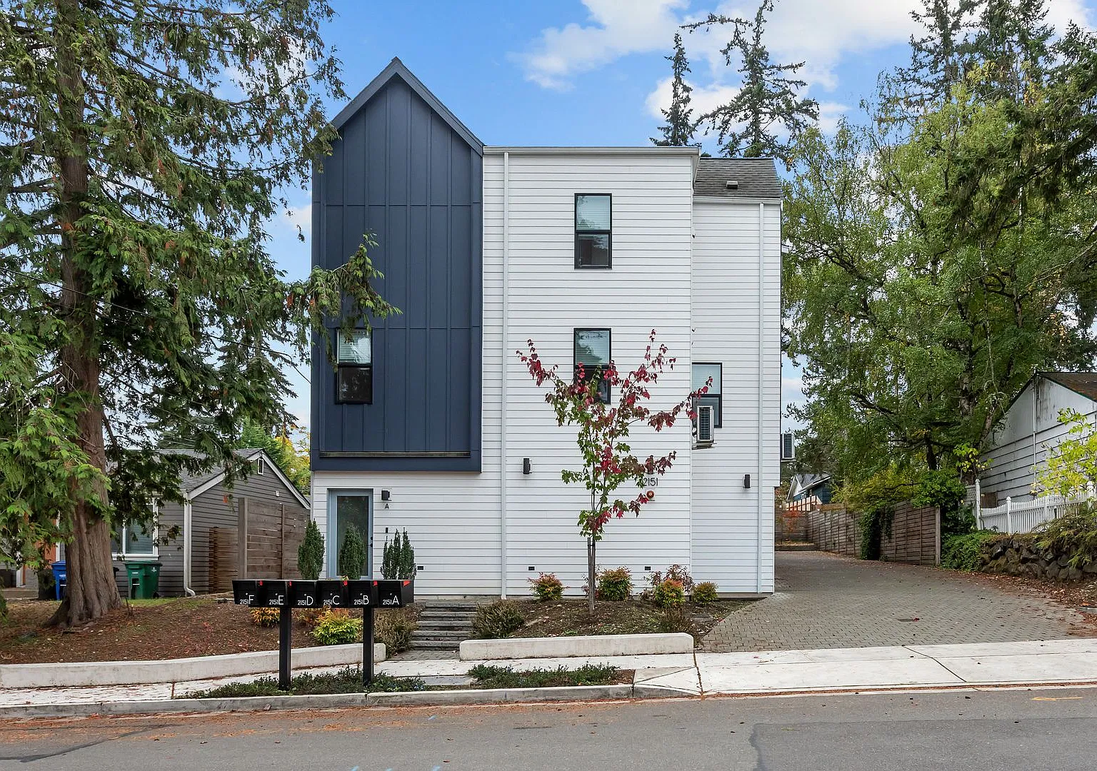Modern 3-Bedroom Townhome in Shoreline — Photo 3