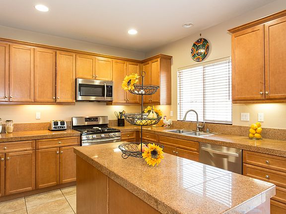 3rd image of 2077 Blackthorn Dr