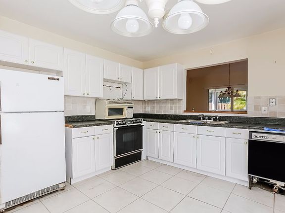 4th image of 227 NW 39th Way