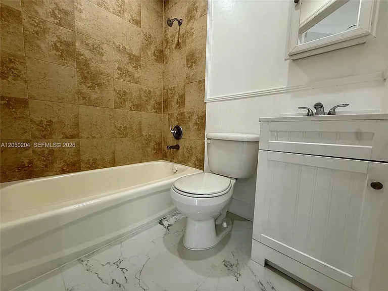 427 NE 62nd St #14 — Photo 7