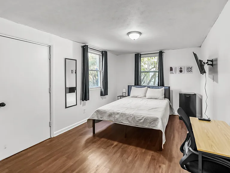 PRIVATE ENTRANCE! Lots of natural light! Desk , 32" T