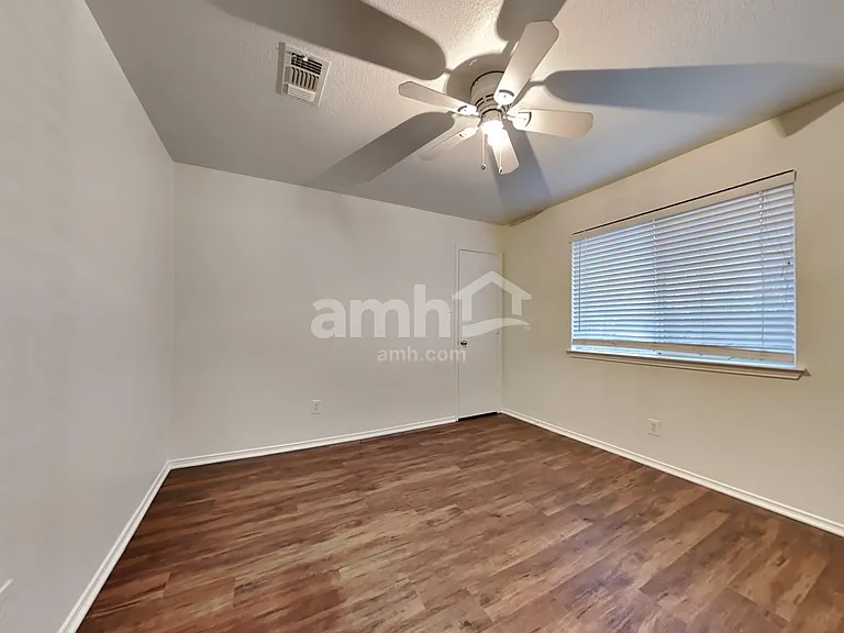 9749 Parkmere Dr — Photo 16