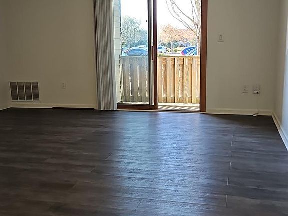 5th image of 909 Ravens Crest Dr