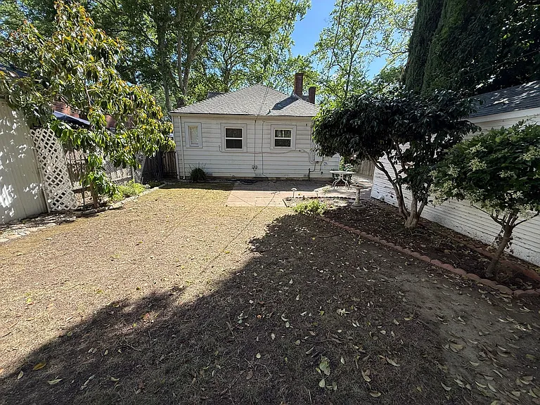 1813 Beverly Way — Photo 23