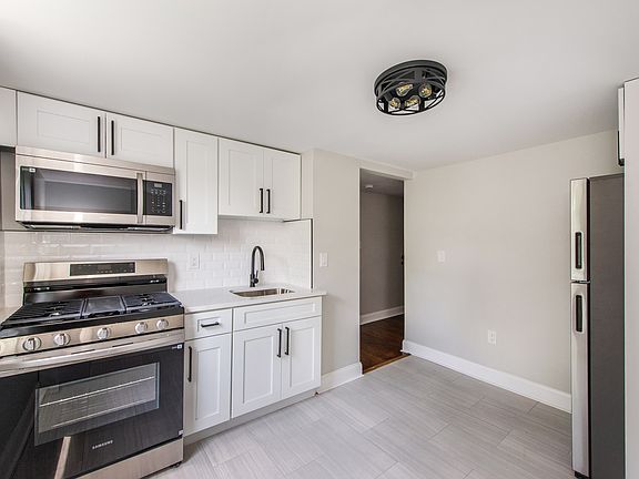 3rd image of 127 Albert St Floor 2